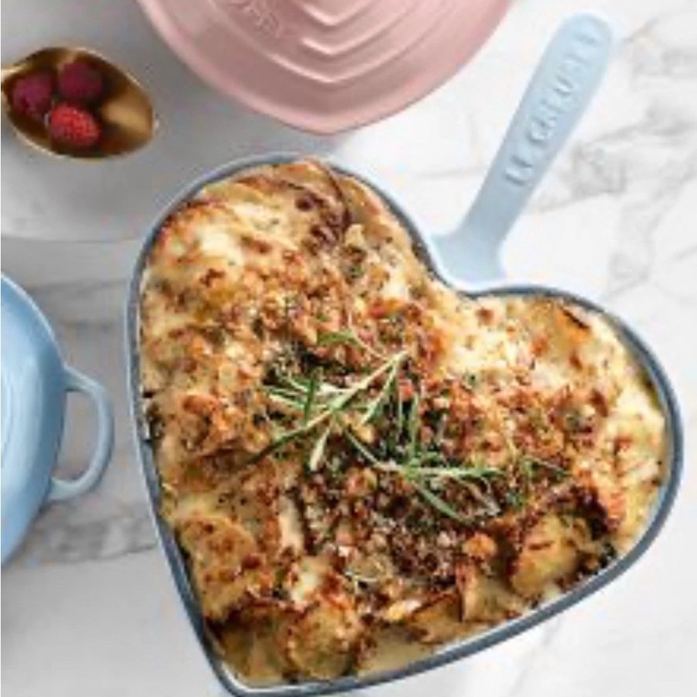 💗 New LE CREUSET: Heart Shaped Cast Iron Skillet Pan Coastal Blue 10"  FRANCE - Picture 2 of 4